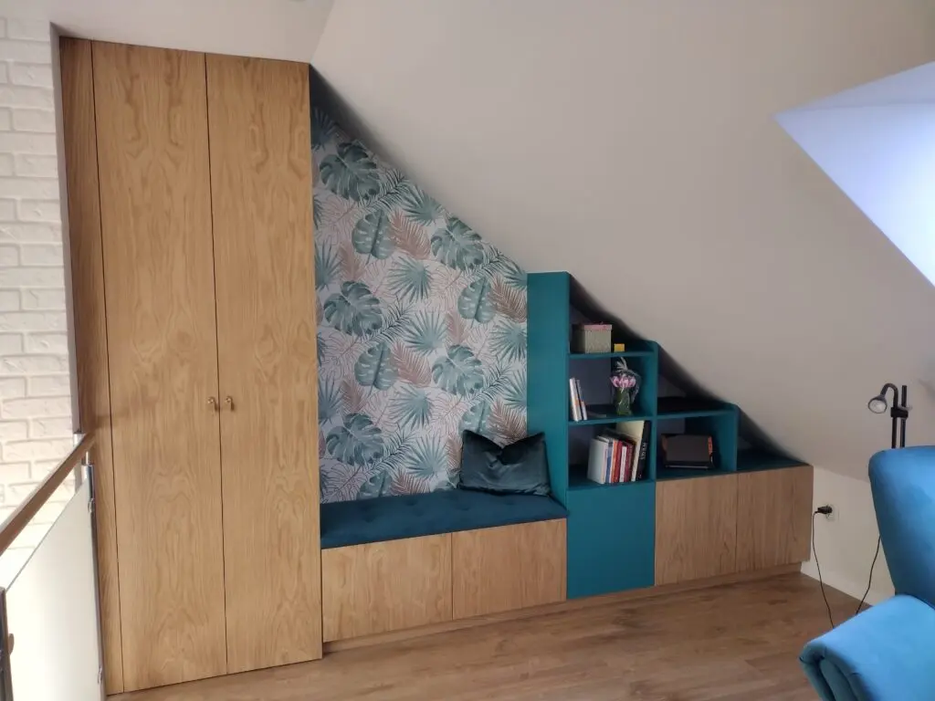 zabudowa na poddaszu, szafa plus tapicerowane siedzisko, szafki