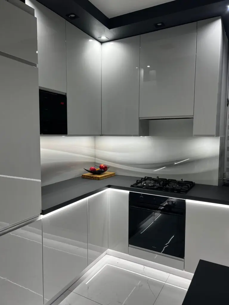 jasne, lakierowane meble kuchenne na wymiar