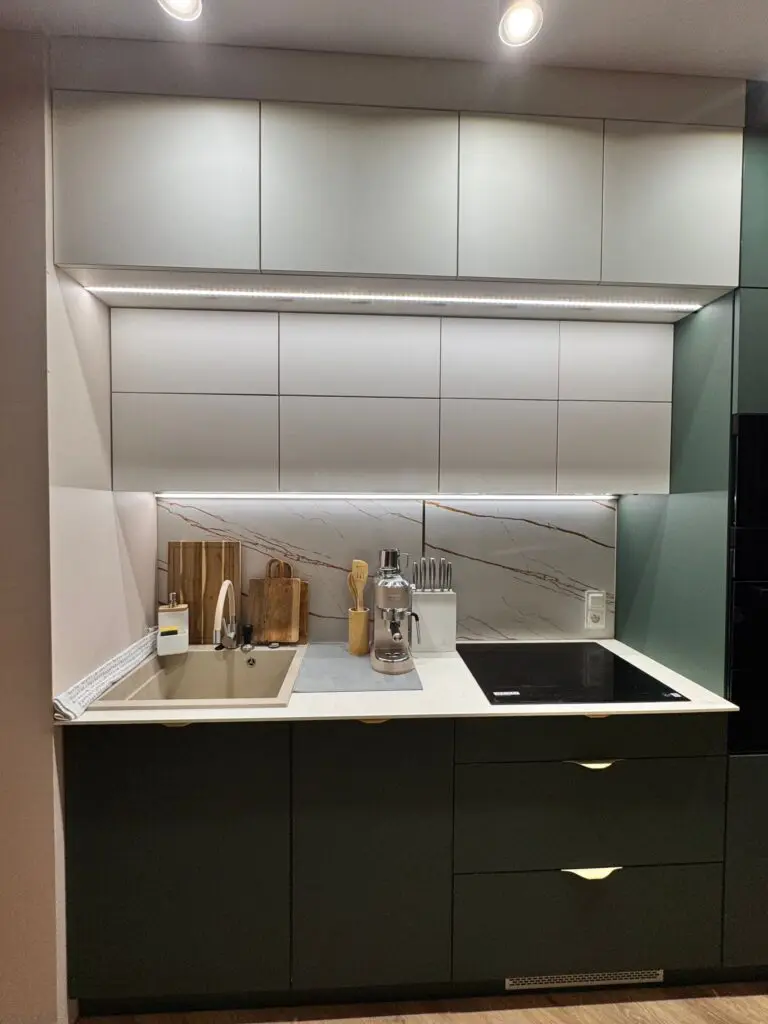 zabudowa kuchenna na wymiar fronty w kolorze butelkowej zieleni